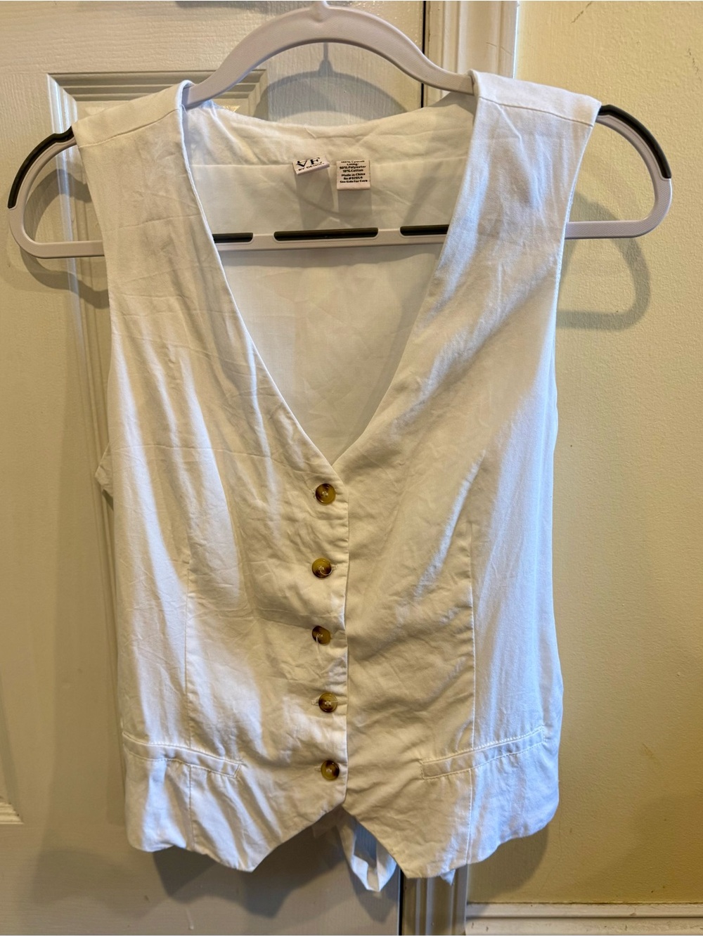 Love By Design White Sleeveless Button-Front V-Neck Vest